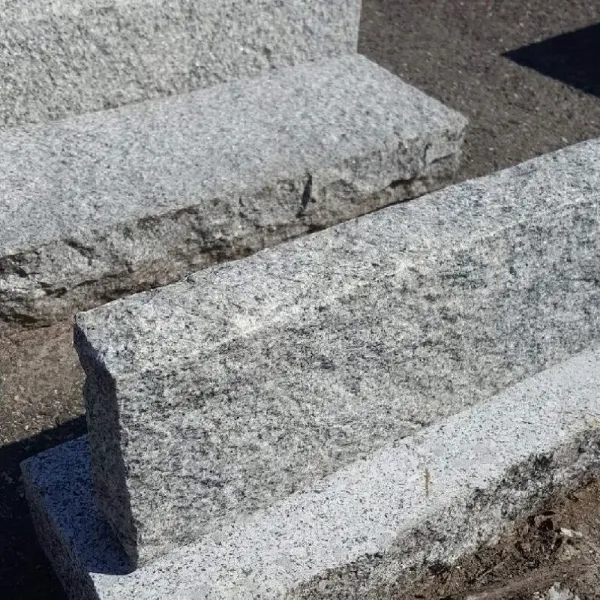 Kantstein grå granitt 8 x 15 cm i fallende lengde - råhugget