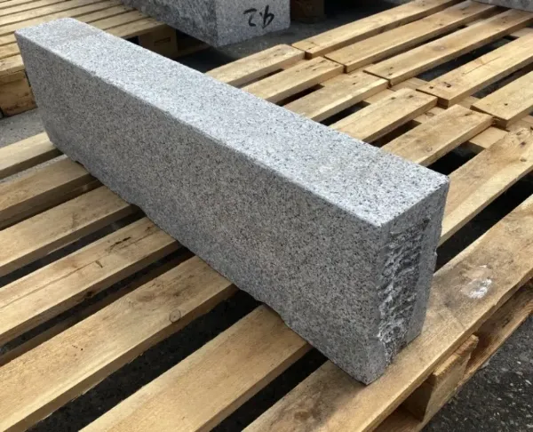 Kanstein lys granitt 8 x 20 x 90-100 cm - prikkhugget overflate
