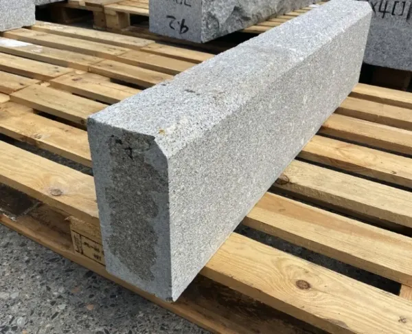 Kanstein lys granitt 12 x 30 x 90-100 cm med 2 cm faskant - prikkhugget overflate